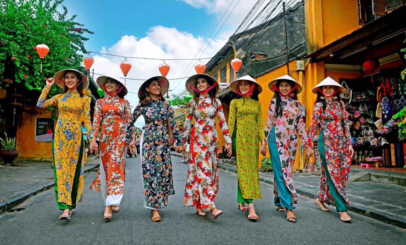 Hoi An Tailors Become Famous